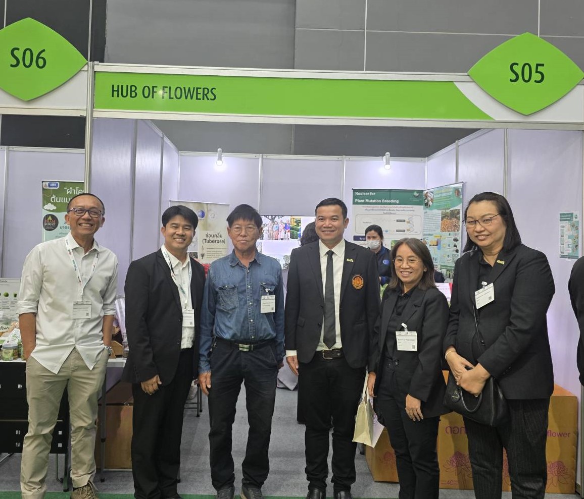 9ดร.อนันต์ ลำดับ 2 จากซ้าย และทีม พร้อมภาคีเ