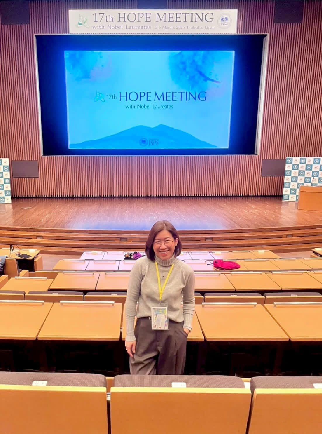 2 ดร.ธัญญรัตน์