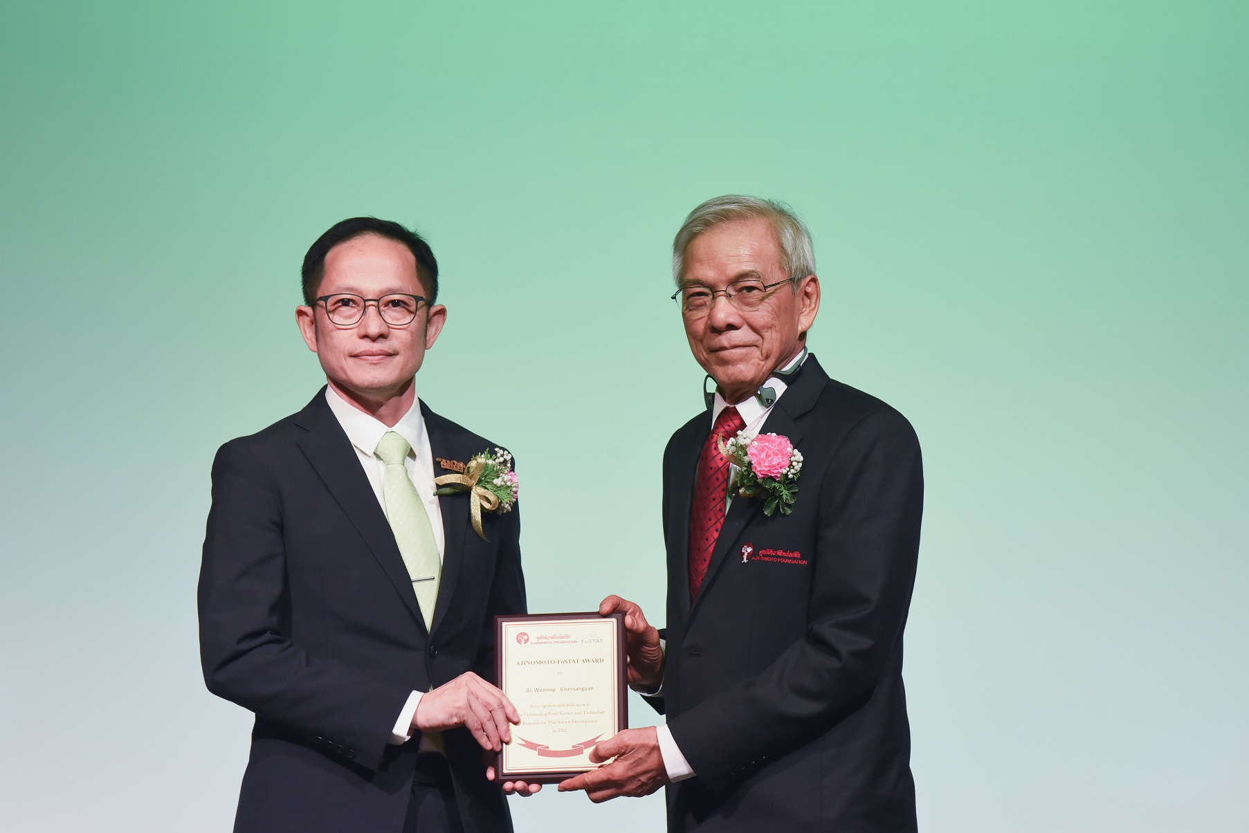 Director of BIOTEC get Researcher Awards 2