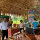 ดร.ลัทธจิตร มีรักษ์ ผู้ช่วยรัฐมนตรี อว. ลงพื้นที่วิสาหกิจชุม ... Image 1